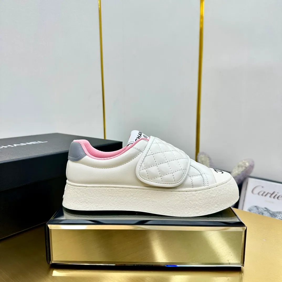 👟👟Ex-factory price 600👟👟 Chanel bread shoes ~ original calfskin panda shoes Chanel 25C latest hot style panda black and white sports shoes casual sneakers Xiaoxiang hot item classic black and white panda color coco girls must pay Fabric: original custom mixed sheepskin lining: original imported breathable mesh lining outsole: Original molded rubber + TPU combination Size: Women's 35-40